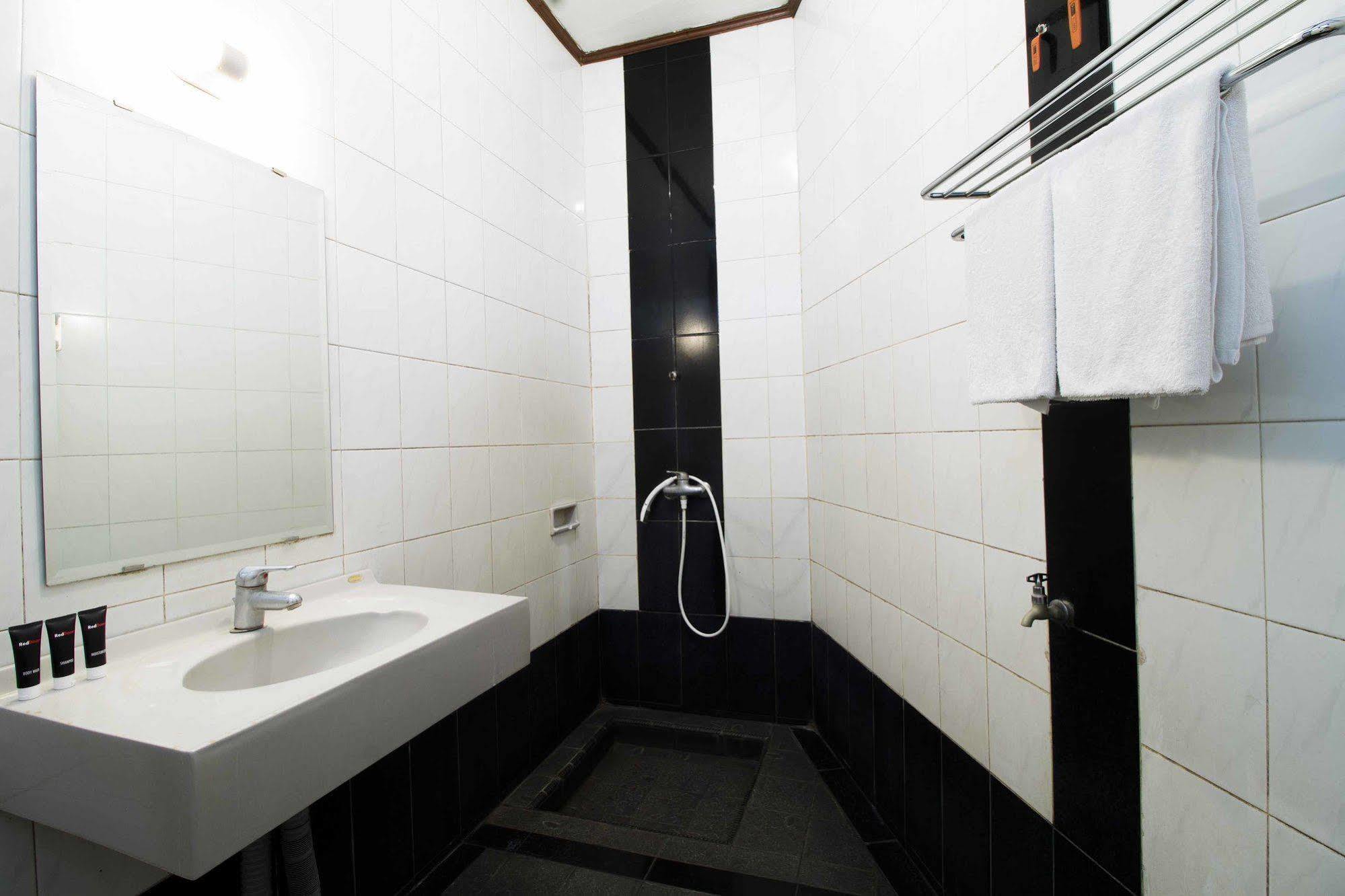 Reddoorz @ Dago Hotel Bandung Ngoại thất bức ảnh