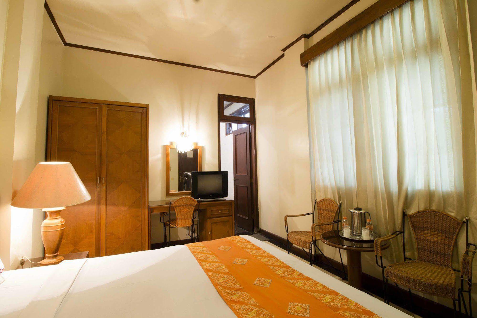 Reddoorz @ Dago Hotel Bandung Ngoại thất bức ảnh